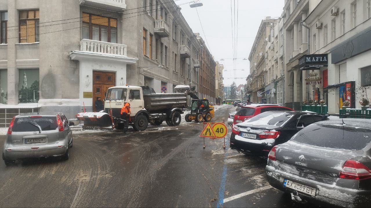 Комунальники Харкова продовжують боротьбу зі снігом (фото)